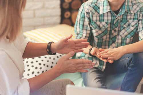 Une psychologue avec un patient.