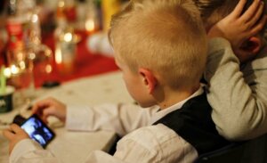 Enfants qui regardent de la pornographie : comment cela les affecte-t-il ?