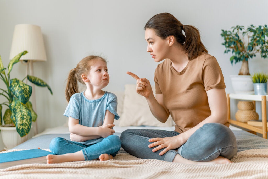 Éduquer avec des menaces : une erreur des parents
