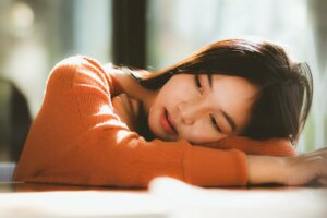 La pensée flexible est meilleure que la pensée positive pour surmonter la dépression