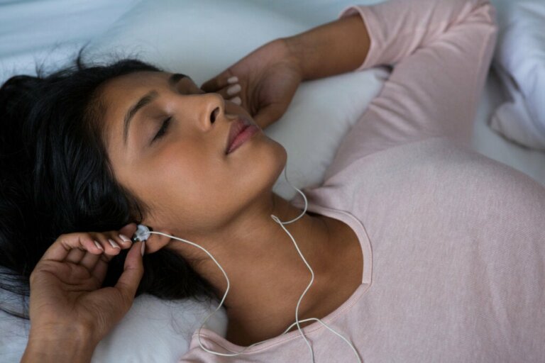 Dormir avec des bruits de fond : pourquoi le faisons-nous et comment cela nous affecte-t-il ?