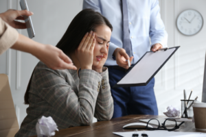 Travailler sous pression, compétence ou insensibilisation ?