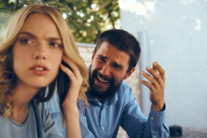 Les gens qui ne supportent pas l'humanité : entre sarcasme et vide existentiel