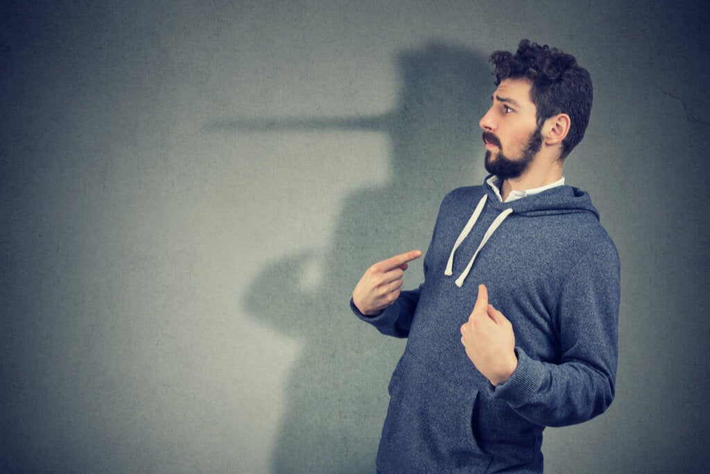 Les personnes qui n'arrêtent pas de mentir : pourquoi ?
