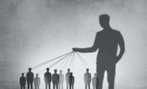 Qu'est-ce que la stratégie du choc et pourquoi devrions-nous nous en soucier ?