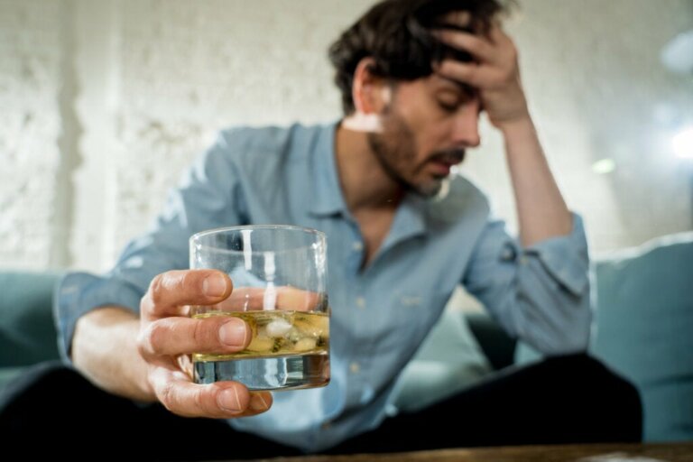 Amnésie alcoolique : pourquoi des trous de mémoire surviennent-ils après avoir bu ?