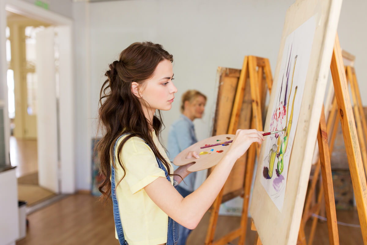 femme dans un cours de peinture