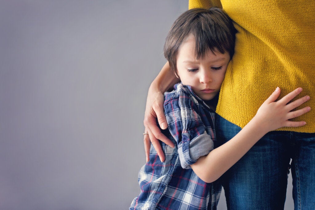 Enfants très dépendants : causes et que faire