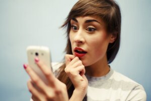 Pourquoi partageons-nous de fausses informations sur les réseaux sociaux ?