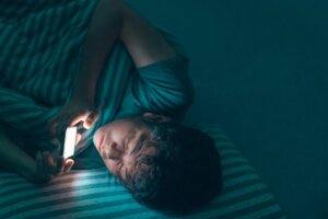 Utiliser le portable la nuit, un risque pour les adolescents