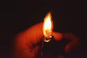 La nouvelle mode : inhaler le gaz d'un briquet