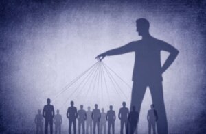 Que sont les groupes coercitifs et pourquoi sont-ils si dangereux ?