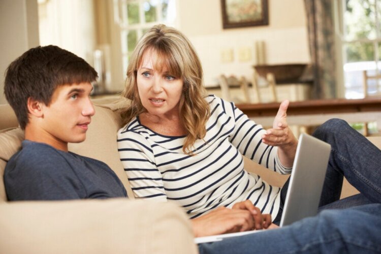 Les adolescents se déconnectent de la voix de leur mère