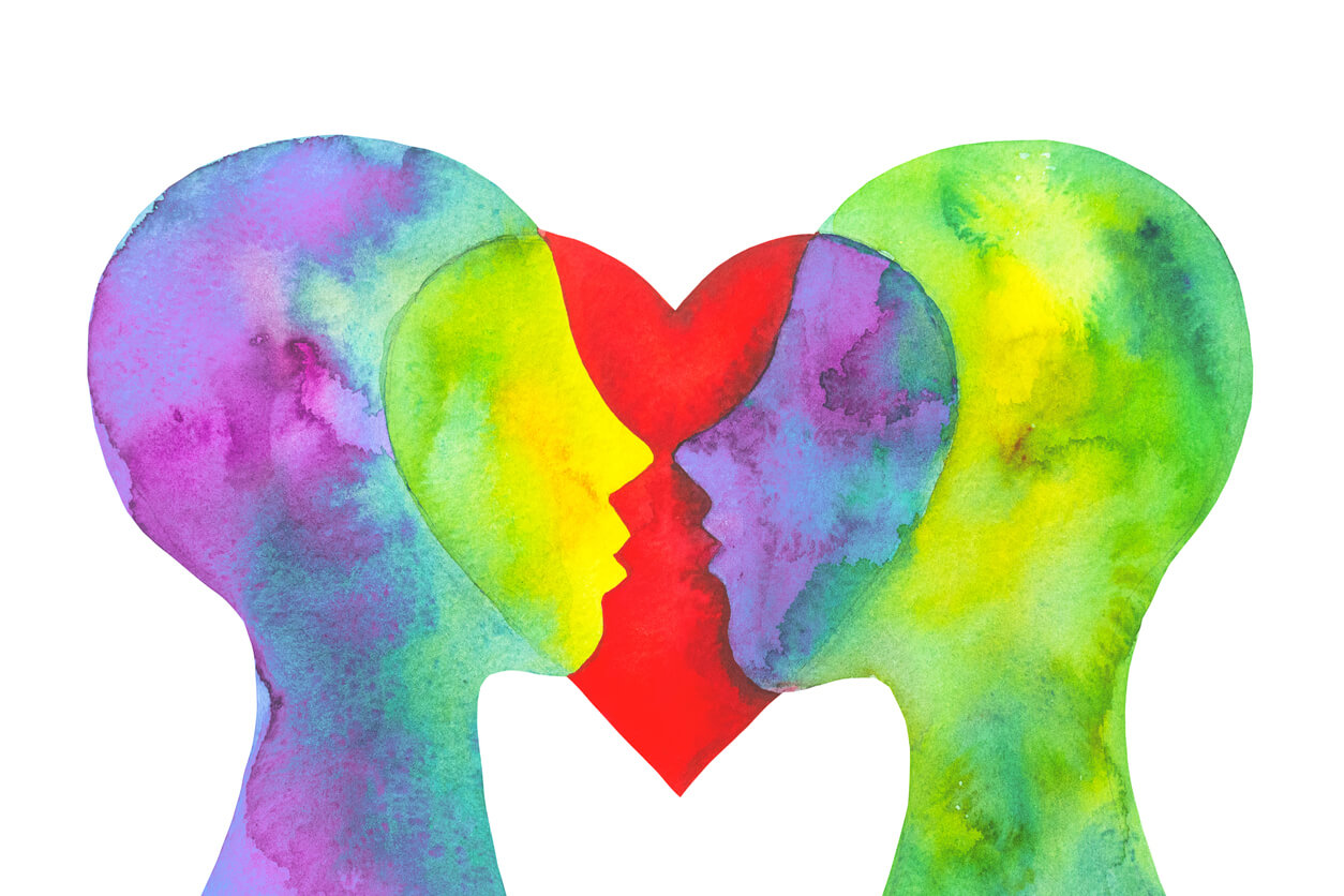 deux silhouettes humaines face à face avec un coeur