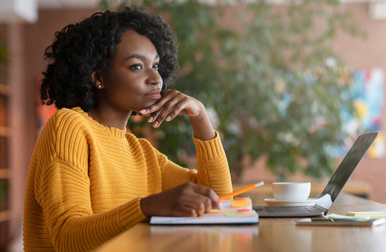 femme faisant une recherche sur internet
