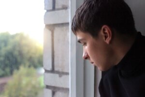 Pourquoi la santé mentale des jeunes se détériore-t-elle autant ?