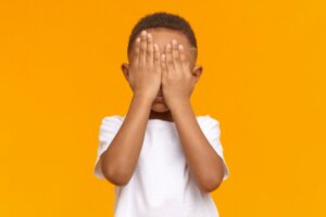 L'enfant timide : erreurs courantes que font les parents