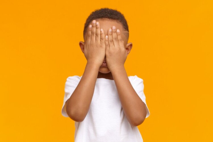 L'enfant timide : erreurs courantes que font les parents
