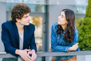 Quelle différence fait l'ami qui nous écoute du psychologue avec qui nous faisons la thérapie ?
