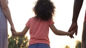 Mon enfant est adopté et cherche sa mère biologique : que faire ?