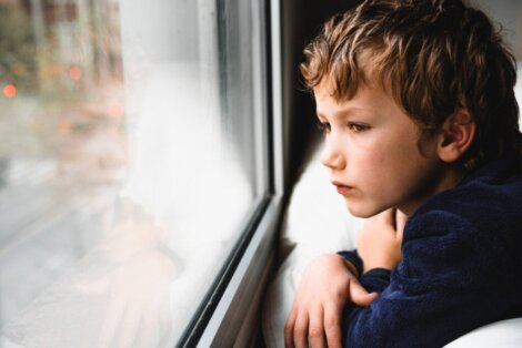 Il y a des enfants qui se sentent seuls : quelles sont les causes et les effets ?