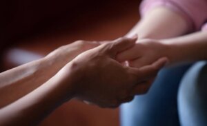 Comment puis-je aider quelqu'un qui s'automutile ?