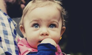 Comment les bébés savent-ils à qui faire confiance ?