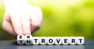Pourquoi certaines personnes sont extraverties et d'autres introverties ?
