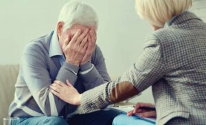 La discrimination envers les personnes âgées : une réalité de plus en plus courante selon l'OMS