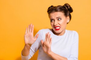 La déflexion dans le mécanisme de défense d'évitement