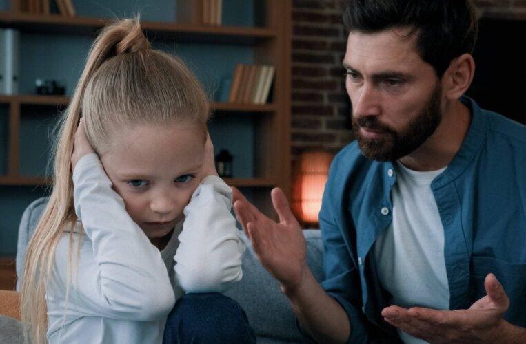7 signes que vous avez été élevé par des parents manipulateurs