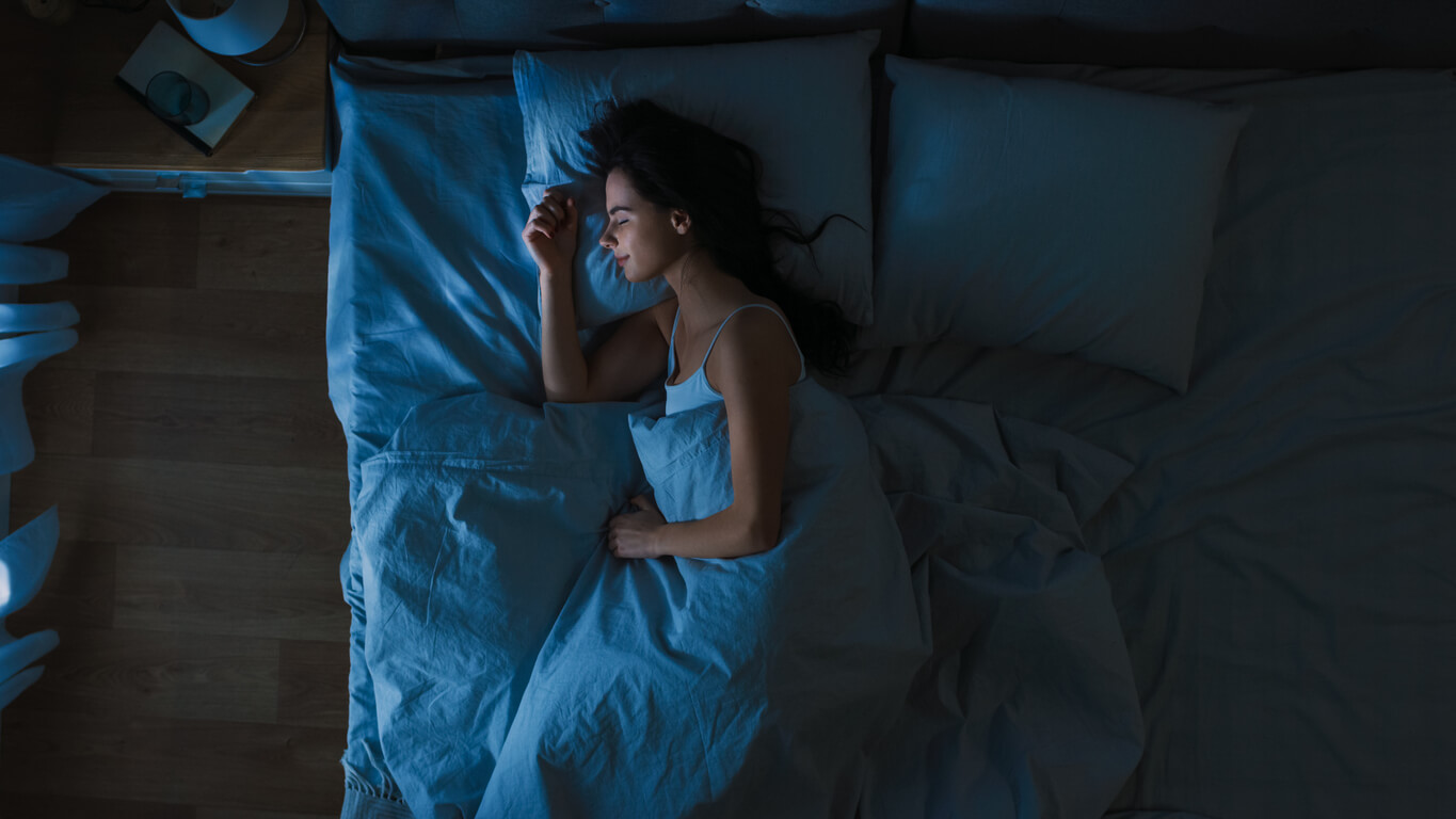 femme qui dort en souriant