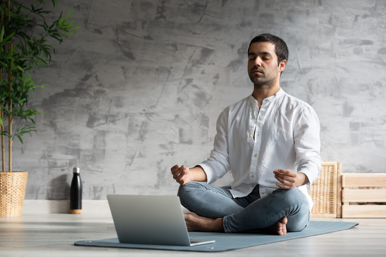 homme méditant devant son ordinateur