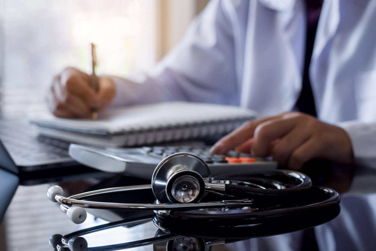 medizinische Sekretärin bei der Arbeit