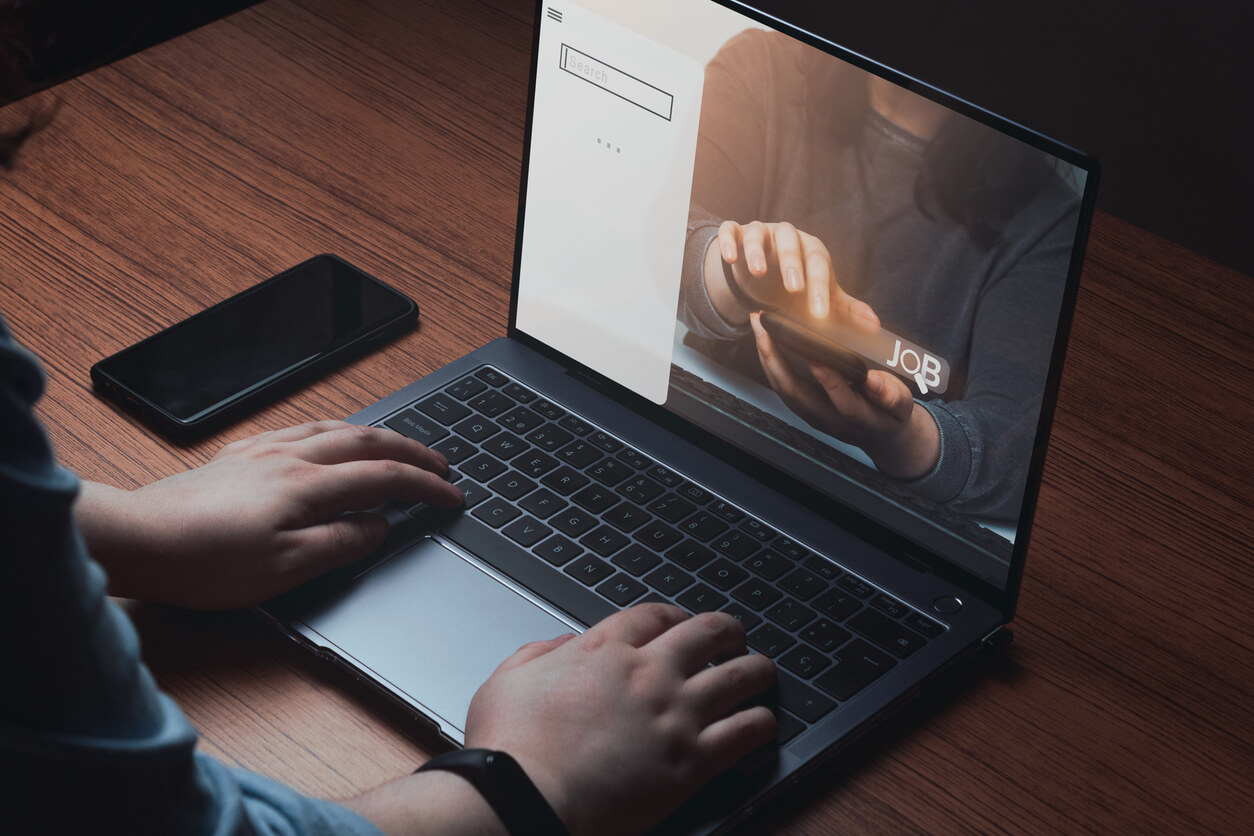 Femme utilisant un ordinateur portable pour rechercher un emploi. Trouvez votre carrière.