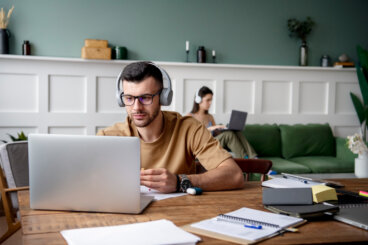 Pourquoi étudier en ligne ? L’alternative idéale pour travailler et se former en même temps