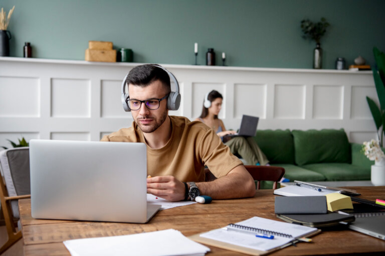 Pourquoi étudier en ligne ? L’alternative idéale pour travailler et se former en même temps